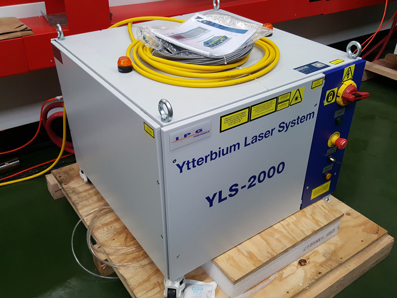 Laser IPG YLS-2000 watt Laser Sumber kanggo pemotong laser akurat 2kw
